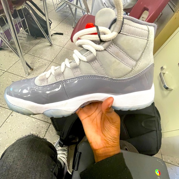 size 8 From flight club i outgrew them, Shoe itself it good and the box is good - Picture 1 of 5